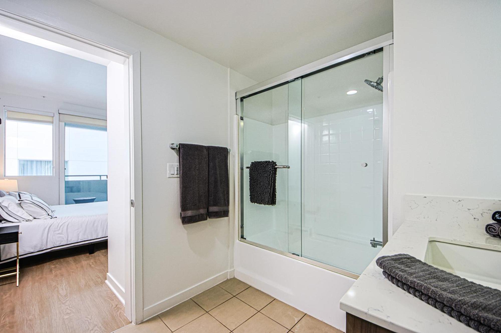 The Carlton- Modern-Luxury 2 Master Suites In Hrt Of Sm Steps To Ocean Ave Los Angeles Kültér fotó